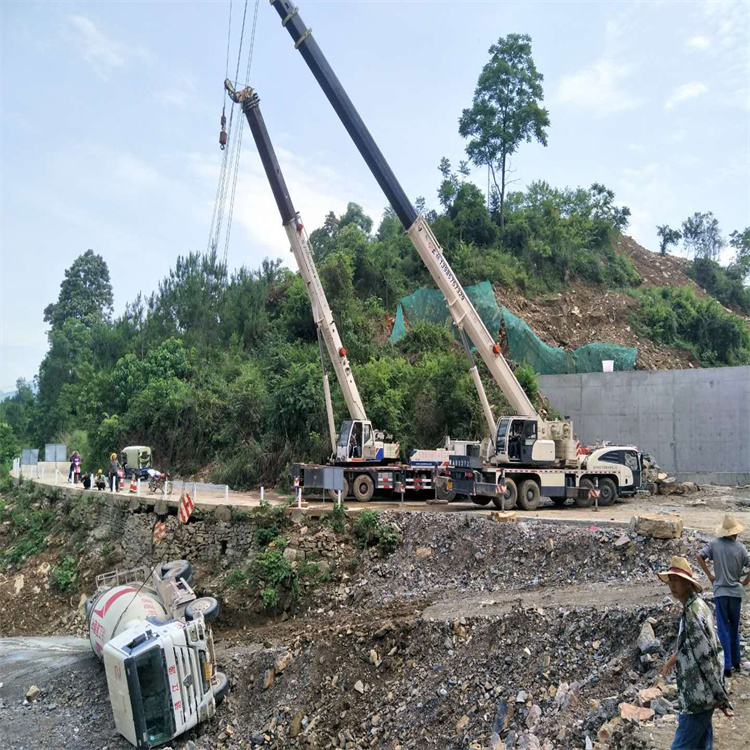淮南大通汽车掉沟里叫吊车救援要多少钱